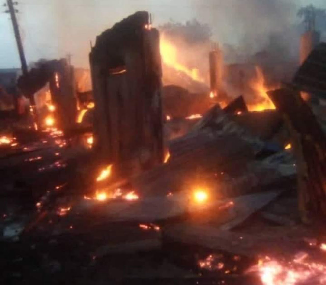 BREAKING: Fire guts Mandilas Building on Lagos Island