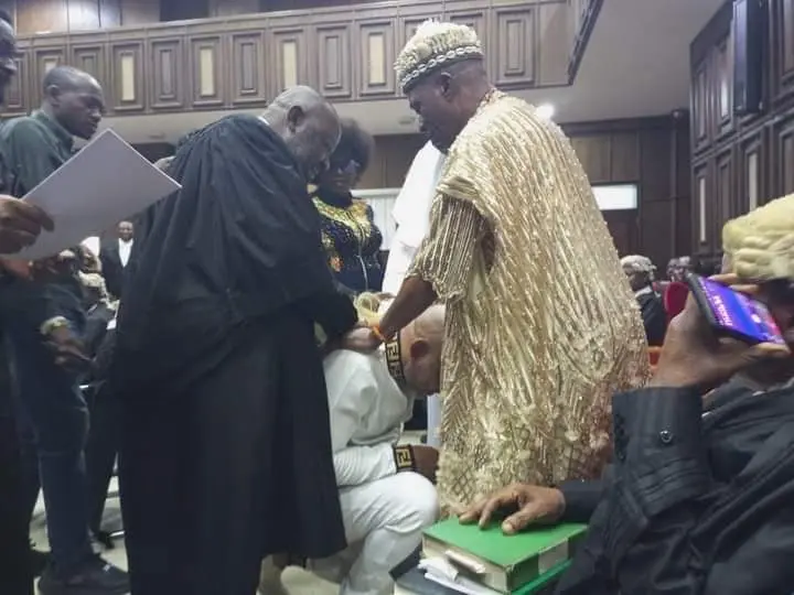 Emotional photos and videos of Nnamdi Kanu in court emerge