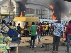 Gunshots as over 100 hoodlums attack Lagos police station