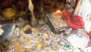 Money Ritual: Woman finds maggots in her urine after having séx with son