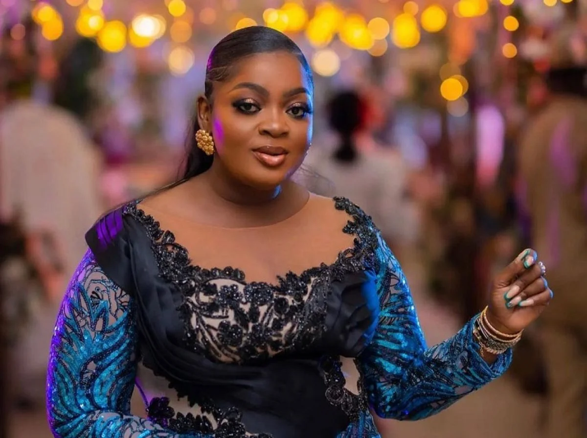 VIDEO: Eniola Badmus shed tears begs to pray for her to have kids