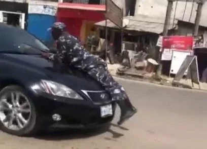 VIDEO: Alleged yahoo boy refuses to stop, drives police officer on car bonnet