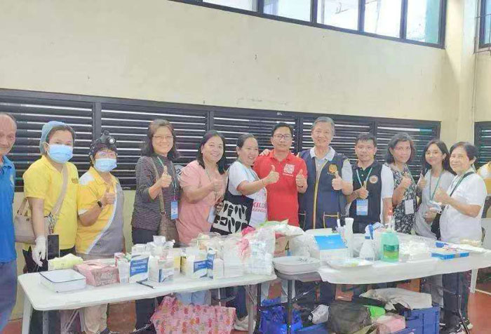 Filipino-Chinese Businessmen Offer Free Medical Care to Residents in Payatas.