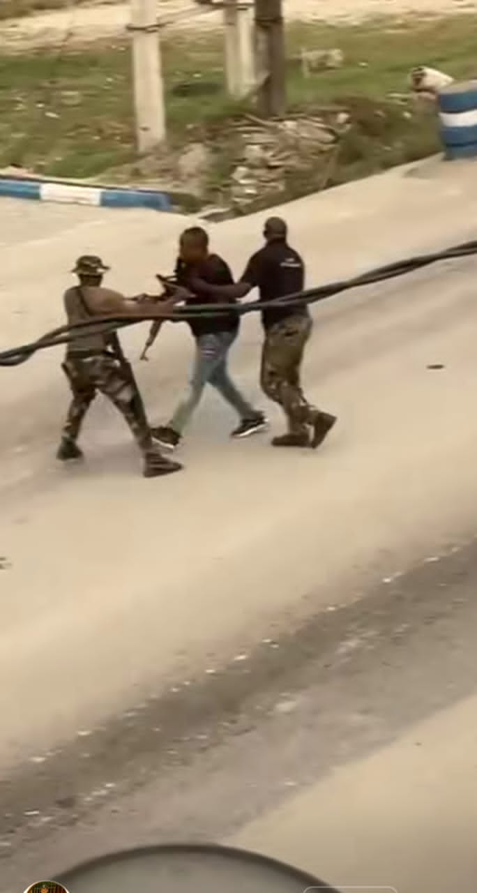 VIDEO: Policemen, Air Force officers fight over Yahoo boys