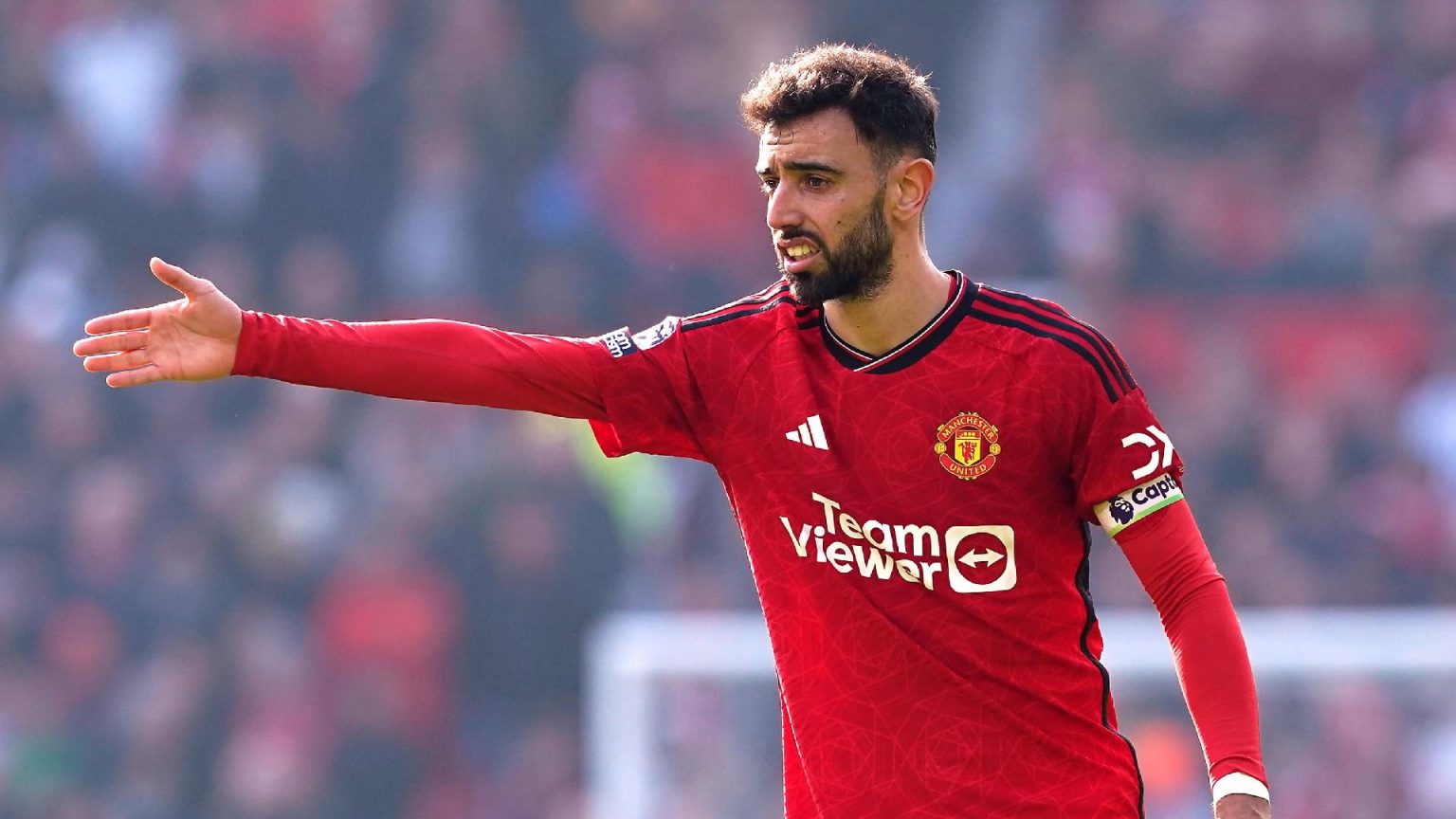 Fernandes reveals why he’s still at Man United