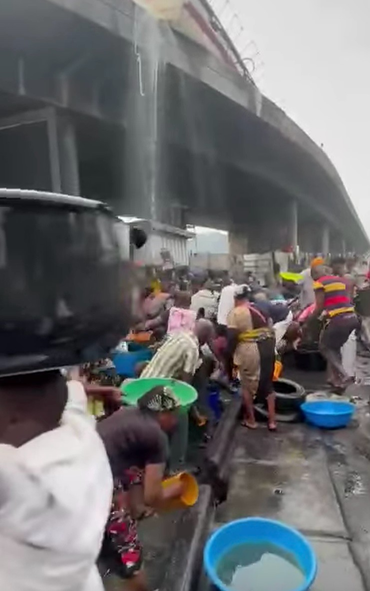 BREAKING: Lagos residents scoop fuel as tanker overturns at Tincan bridge[Video]