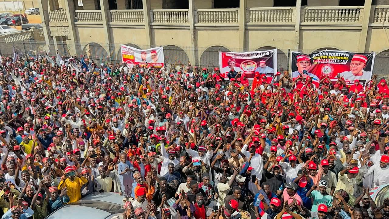 The moment mammoth crowd as supporters storm Kwankwaso’s Kano residence