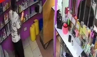 Man’s bold theft in a cosmetics shop captured on CCTV – What happened next?
