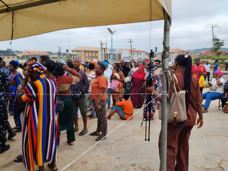 Osun Decides: Drama unfolds as voters confront alleged cash distributors [VIDEO]