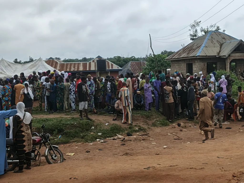 Osun Decides: Heavy fight at Deputy Governor’s polling unit [VIDEO]